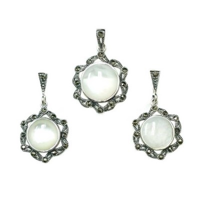 Marcasite Set Round Mother of Pearl with Marcasite Around Form Flower